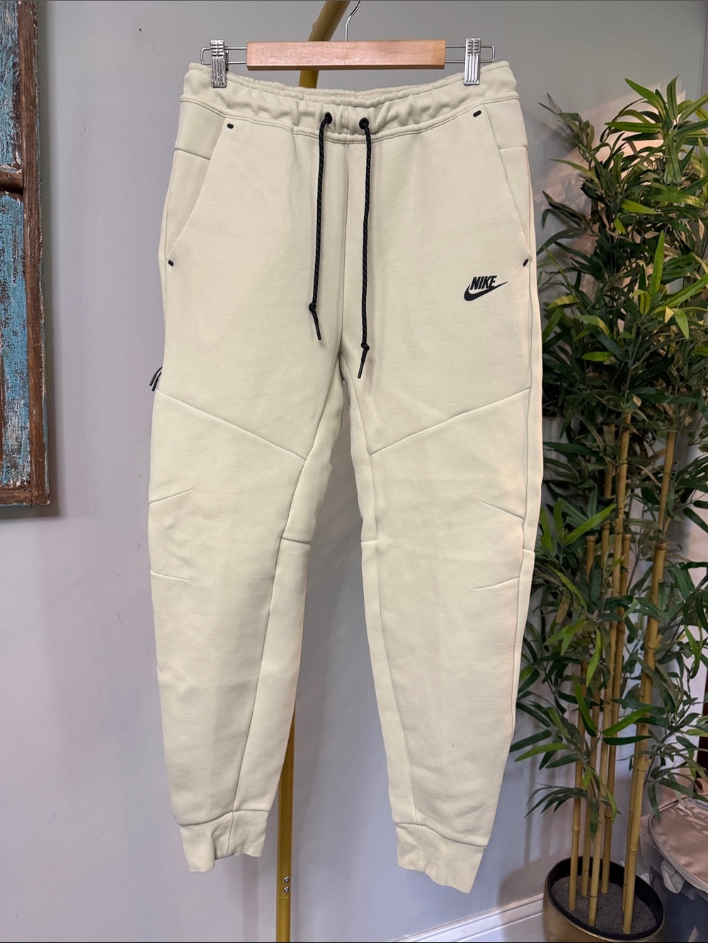 Nike Men’s Cream Jogger Sweatpants with Black Drawstring M